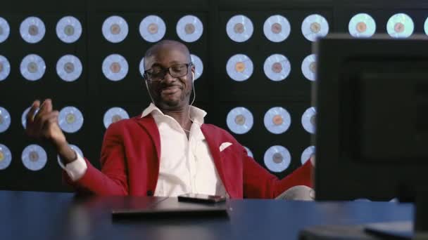 Afroamerikanisch Reifer Mann Mit Rotem Anzug Weißem Hemd Stylischer Brille — Stockvideo