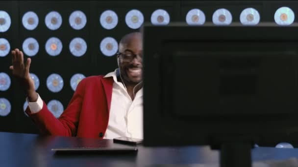 Aantrekkelijke Zwarte Volwassen Man Rood Pak Wit Shirt Stijlvolle Bril — Stockvideo