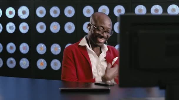 Skäggig Afrikansk Amerikansk Mogen Man Med Röd Kostym Vit Skjorta — Stockvideo