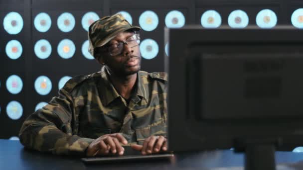 Ernsthafter Afrikanisch Amerikanischer Bärtiger Mann Militärischer Tarnuniform Schwarze Brille Sitzt — Stockvideo