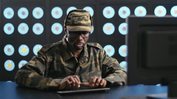 Afroamerykanin Brodaty Mężczyzna Wojskowym Mundurze Kamuflażu Czarnych Okularach Siedzi Przy — Wideo stockowe