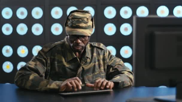 Maduro Sério Afro Americano Homem Vestindo Militar Camuflagem Roupas Óculos — Vídeo de Stock