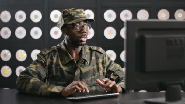 Dospělý Vousatý Afroameričan Voják Vojenské Maskovací Uniformě Černé Brýle Sedí — Stock video