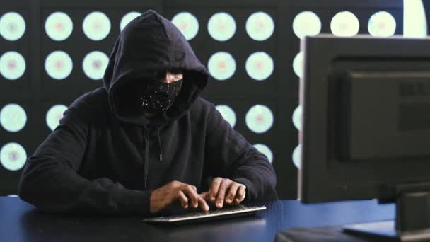 Dojrzały Afrykańsko Amerykański Dojrzały Mężczyzna Haker Komputerowy Czarnej Masce Twarzy — Wideo stockowe
