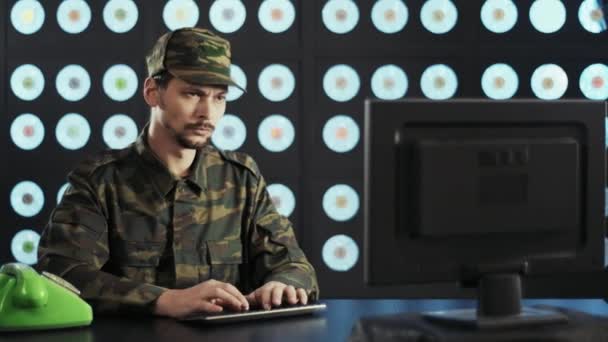 Jonge Militaire Man Camouflage Uniform Pet Zit Aan Het Bureau — Stockvideo