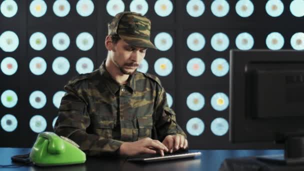 Allvarlig Skäggig Man Bär Militär Kamouflage Uniform Och Mössa Sitter — Stockvideo