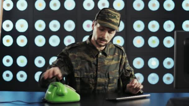 Γενειοφόρος Στρατιωτικός Μουστάκι Στολή Καμουφλάζ Και Καπέλο Κάθεται Στο Γραφείο — Αρχείο Βίντεο