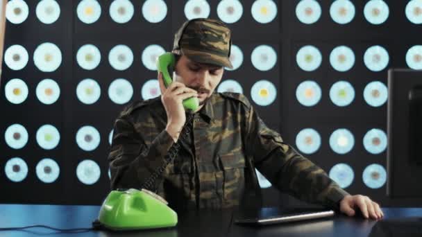 Volwassen Bebaarde Militaire Man Gekleed Camouflage Uniform Pet Zit Aan — Stockvideo