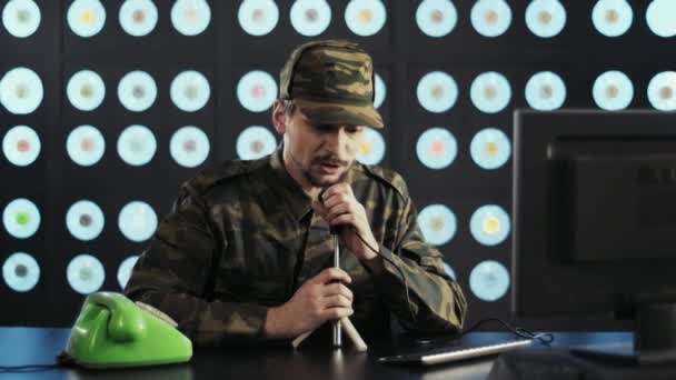 Orolig Skäggig Man Bär Militär Kamouflage Uniform Och Mössa Sitter — Stockvideo