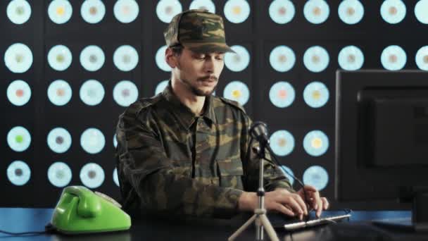 Jeune Homme Portant Uniforme Militaire Camouflage Une Casquette Est Assis — Video