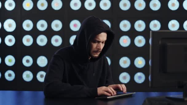 Orolig Ser Allvarlig Mogen Man Dator Hacker Sätta Svart Hoodie — Stockvideo