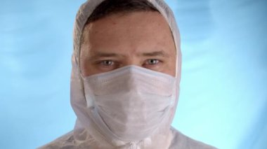 Okuma formunda bir adam, virüslü bir test tüpü, virüsün pozitif analizi, insan üzerinde koruyucu maske, virüslü test tüpüne bak.,