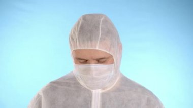Doktor test tüpünü virüsle düşürür. Laboratuvar analizinde başarısız olur. Kan tüpü yere düşer.