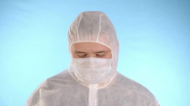 Doktor test tüpünü virüsle düşürür. Laboratuvar analizinde başarısız olur. Kan tüpü yere düşer.