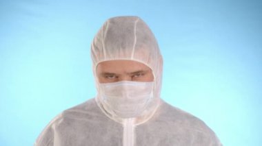 Doktor test tüpünü virüsle düşürür. Laboratuvar analizinde başarısız olur. Kan tüpü yere düşer.