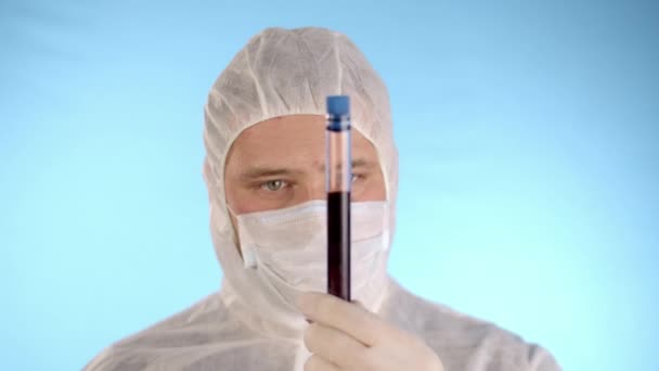 Hombre Caucásico Con Traje Protección Blanco Máscara Médica Guantes Goma — Vídeo de stock