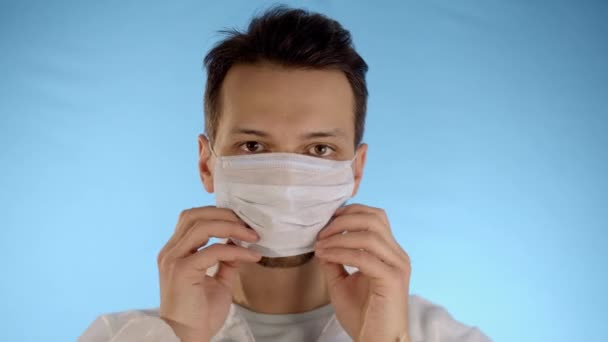 Καυκάσιος Γενειοφόρος Άντρας Λευκή Προστατευτική Στολή Μπλε Φόντο Φοράει Ιατρική — Αρχείο Βίντεο