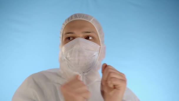 Blanke Man Witte Beschermende Jumpsuit Medisch Masker Dansen Kijken Camera — Stockvideo