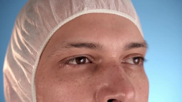 Hombre Portador Caucásico Con Traje Protección Blanco Fondo Azul Pone — Vídeo de stock