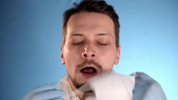 Mavi Arka Planda Beyaz Sakallı Beyaz Adam Yüzüne Tıbbi Bir — Stok video