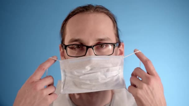 Capelli Lunghi Caucasico Barbuto Uomo Bianco Tuta Protettiva Uno Sfondo — Video Stock