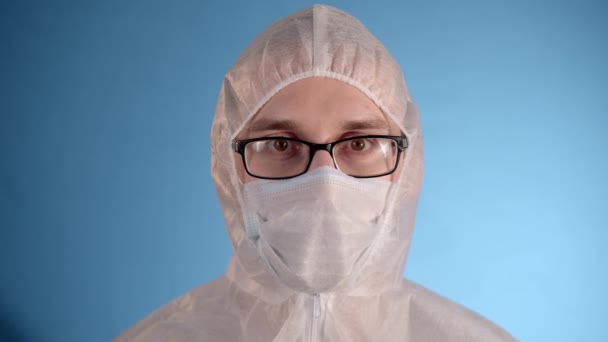 Μακριά Μαλλιά Καυκάσιος Γενειοφόρος Άνδρας Φορώντας Γυαλιά Λευκό Προστατευτικό Jumpsuit — Αρχείο Βίντεο