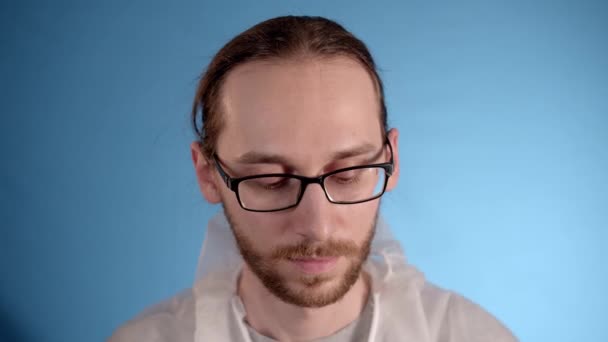 Hombre Largo Pelo Caucásico Portador Gafas Con Traje Protección Blanco — Vídeos de Stock