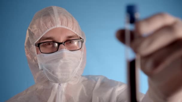 Hombre Caucásico Con Traje Protección Blanco Máscara Médica Gafas Guantes — Vídeos de Stock