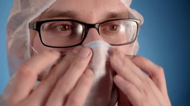 Blanke Man Lab Technicus Witte Overall Beschermend Masker Bril Blauwe — Stockvideo