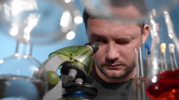 Bělošský Vousatý Muž Lékařské Masce Ochranné Kombinéze Podívá Mikroskopu Průhledném — Stock video