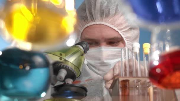 Καυκάσιος Γενειοφόρος Άντρας Μπαίνει Στο Μικροσκόπιο Και Χαίρεται Την Ανακάλυψη — Αρχείο Βίντεο