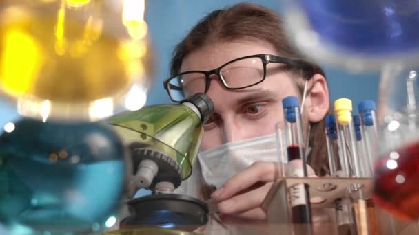 Καυκάσιος Γενειοφόρος Άντρας Μπαίνει Στο Μικροσκόπιο Χαίρεται Την Ανακάλυψη Και — Αρχείο Βίντεο