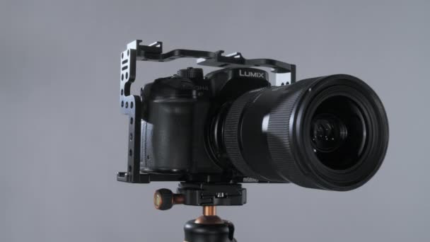 Panasonic Lumix Gh4 Gaiola Com Metabones Speedbooster Lente Sigma Girando — Vídeo de Stock