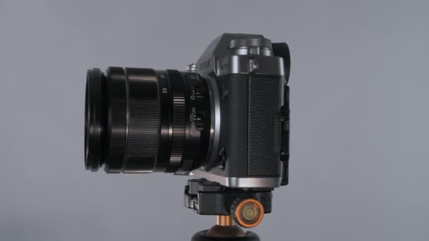 Dslr Camera Met Zoom Lens Panning 360 Bij Het Statief — Stockvideo