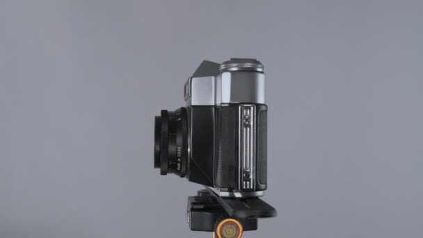 카메라 360 Tripod Nutral Grey Background Studio — 비디오