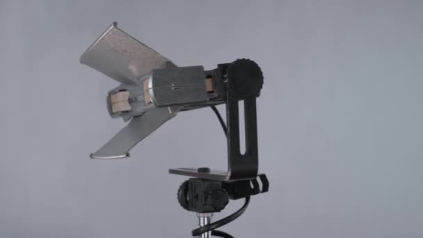 Professionell Volfram Film Ljus Roterande 360 Stativ Med Öppna Gardiner — Stockvideo