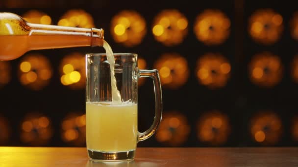 Verser Bière Une Bouteille Bière Dans Verre Debout Sur Bureau — Video