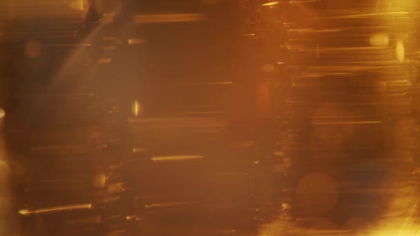 Macro Знімок Витончених Бульбашок Піднімаючись Склянці Свіжого Пива — стокове відео
