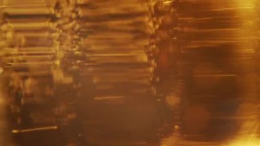 Makro Şat Güzel Baloncuklar Bardaktan yükselen taze bira kadehinden bardağa dökülüyor.