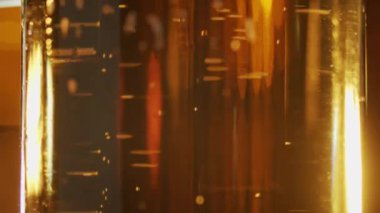 Taze bira bardağında kabarcıklar yükseliyor..