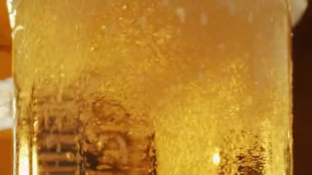 ガラスに注ぐ新鮮なビールのガラスの中に上昇微泡のクローズアップ 泡が実行されます — ストック動画