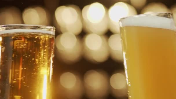 Nahaufnahme von zwei Händen Toast Bier verschüttet Bier Bokeh Hintergrund. — Stockvideo