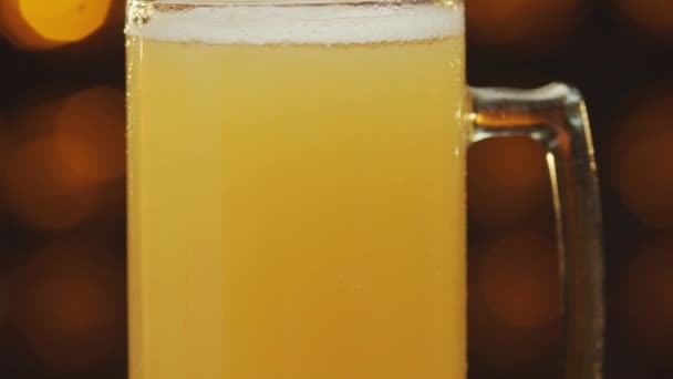 Glas vol bier op het aanrecht, panning close-up. — Stockvideo