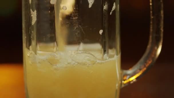 Bière versant dans un verre, panoramique vers le haut macro shot .