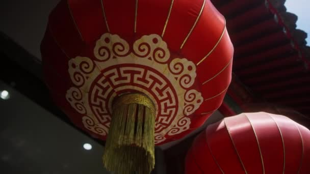 Kinesiska bollar hänger på en gata vid ingången till en restaurang i Peking. — Stockvideo