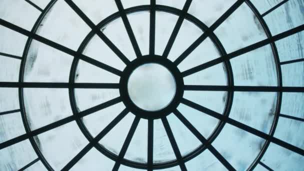Byggnadens Färgade Glastak Utsikt Underifrån Ljuset Syns Genom Taket — Stockvideo