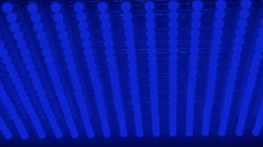 Tavanda çok renkli parlak toplar asılı..