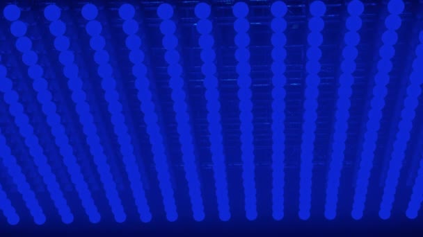 Multi Gekleurde Lichtgevende Ballen Opknoping Aan Het Plafond — Stockvideo