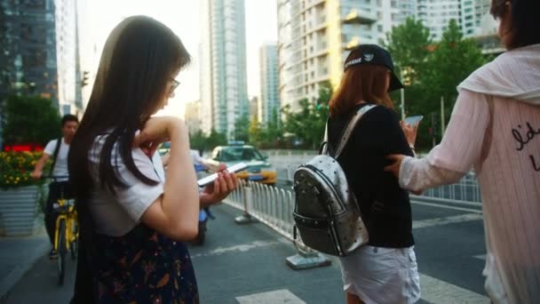 Beijing China Juni 2017 Avondzomer Peking Chinese Meisjes Staan Bij — Stockvideo