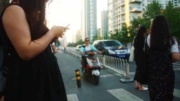 BEIJING, Kína - Június 16, 2017: Esti nyár Peking. Kínai lányok állnak a gyalogos átkelőnél. — Stock videók